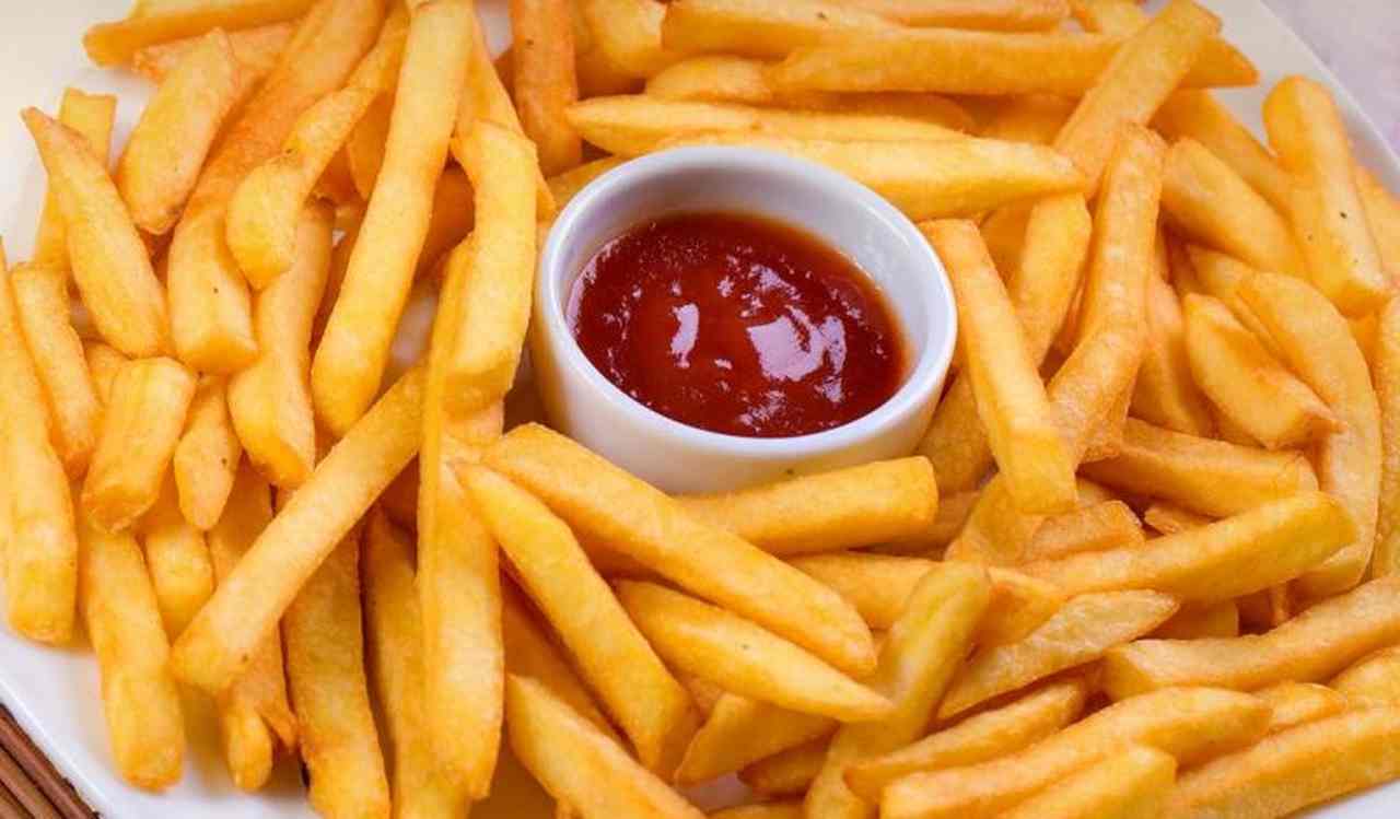 Foto batata frita crocante com ketchup